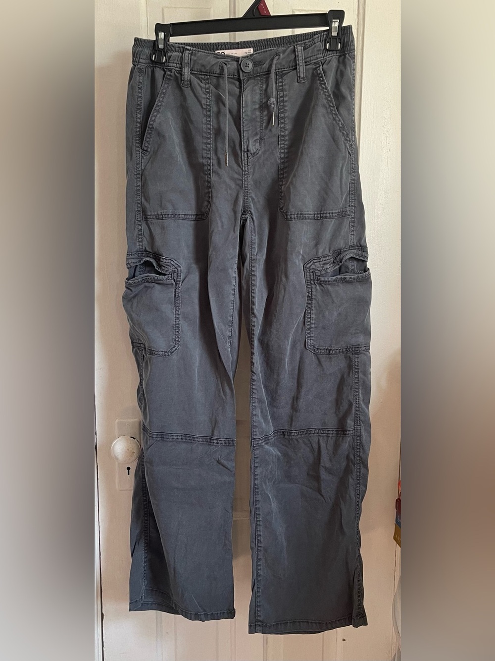SO women’s gray wide leg cargo pants